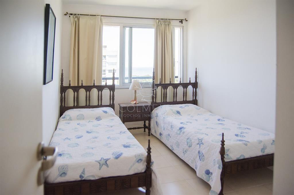 Vende apto de 2 dormitorios con vista al mar en