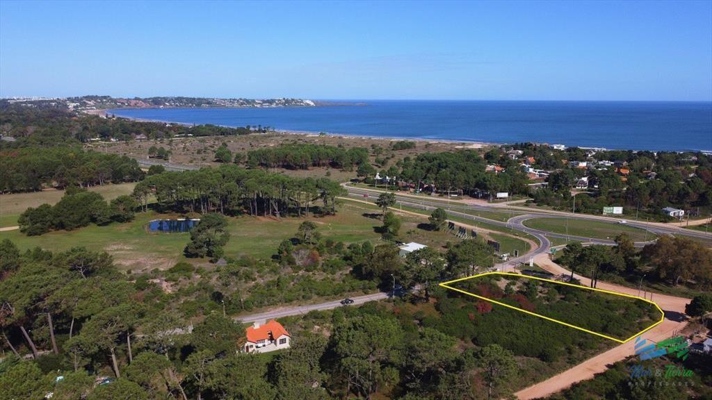 Venta de terreno esquinero en Club del Lago Punta