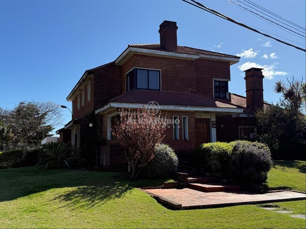 VENTA CASA DE 3 O 4 DORMITORIOS, ESCRITORIO, GARAJE DOBL...
