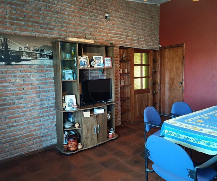 VENTA, casa de dos dormitorios, en Lezica.