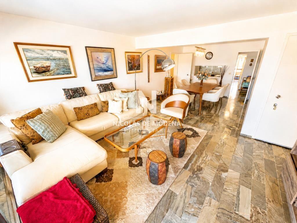 Apartamento en Venta, 3 dormitorios y servicio, en Playa Br