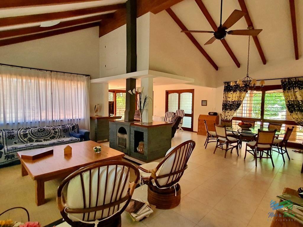 Vendo casa 4 dormitorios, terreno 3.000 m2, piscina, en Bra