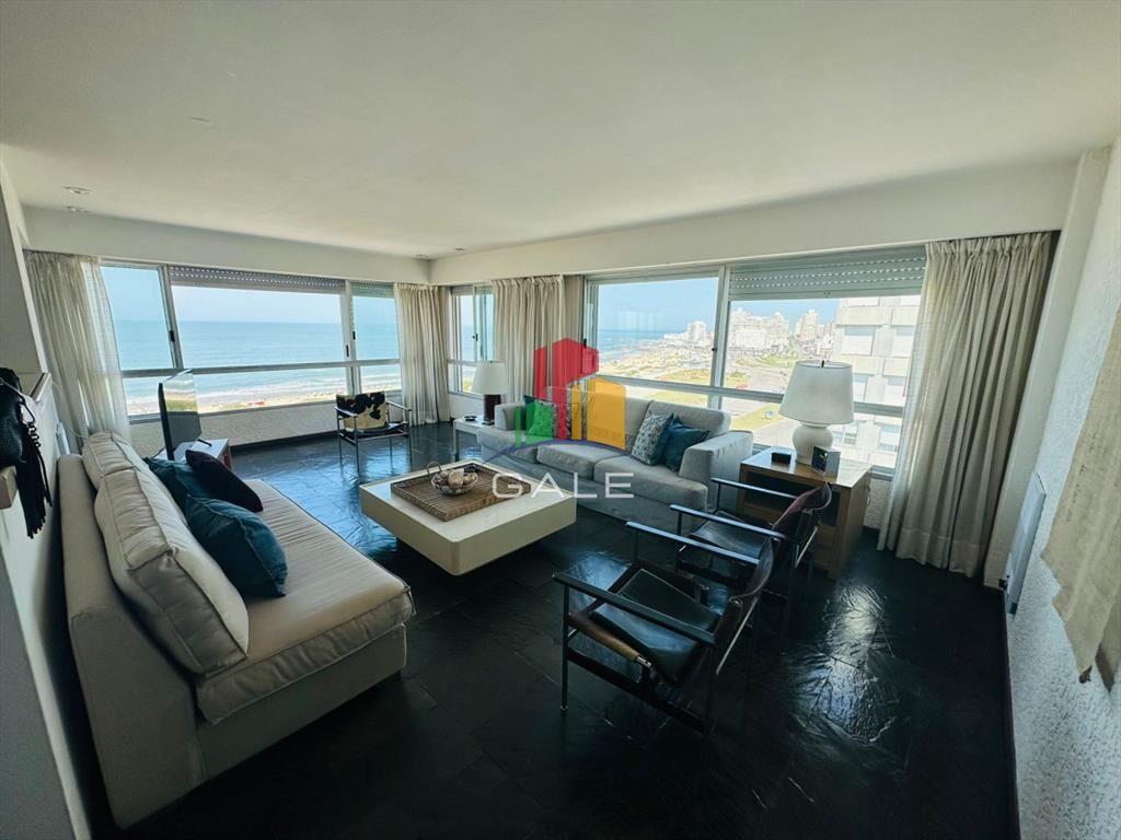 Apartamento de 3 dormitorios en venta en Punta del Este