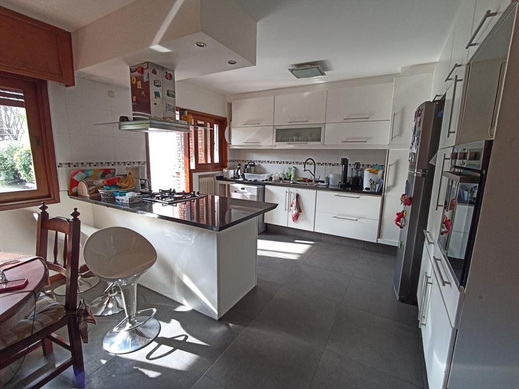 Venta Casa. 4 Dor, estar c/hogar, fondo con parrill, gje x3