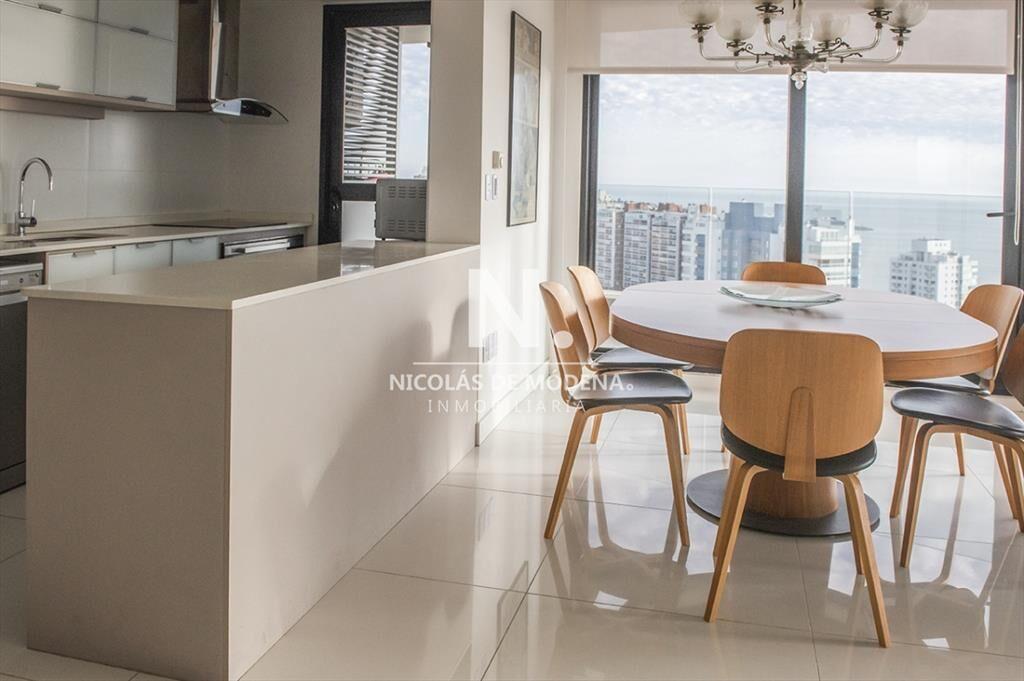 Piso alto con vistas panoramicas de Playa Mansa.