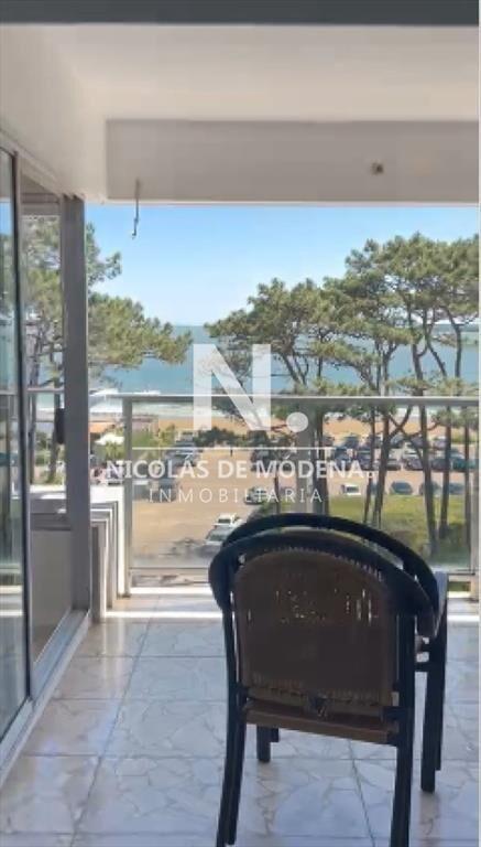 Vende apartamento de 2 dormitorios frente al mar.