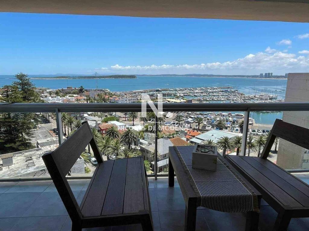 Apartamento de tres dormitorios en alquiler, del