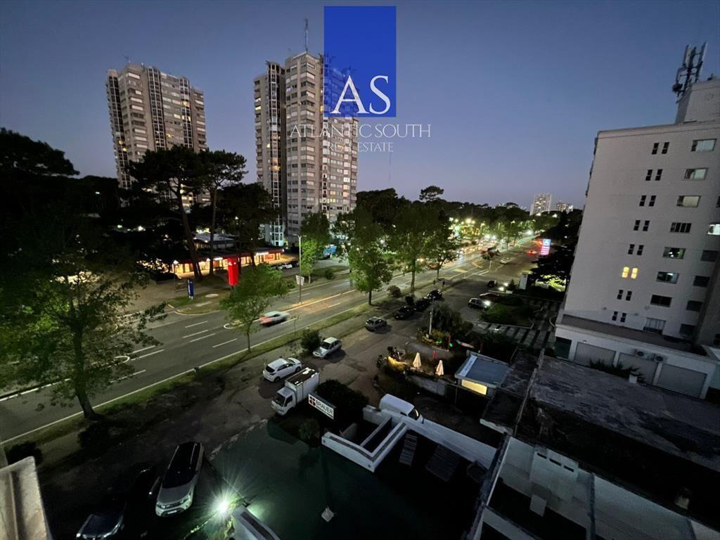 Vende apartamento de 2 dormitorios con terraza y