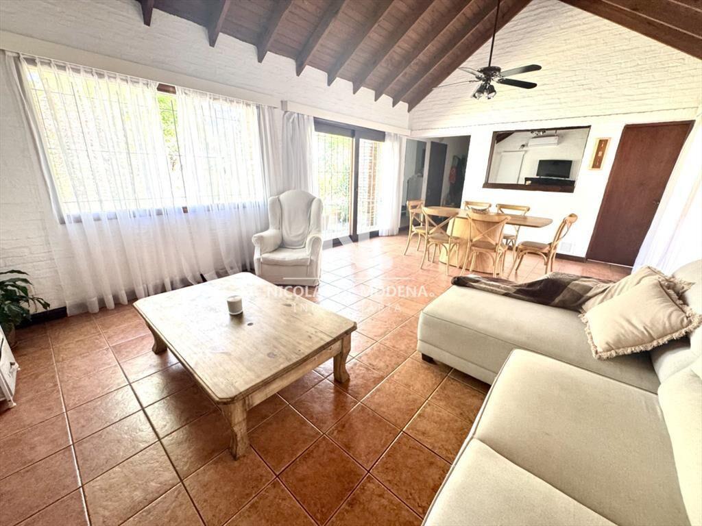 Alquila casa en Punta del Este de 4 dormitorios, excelente