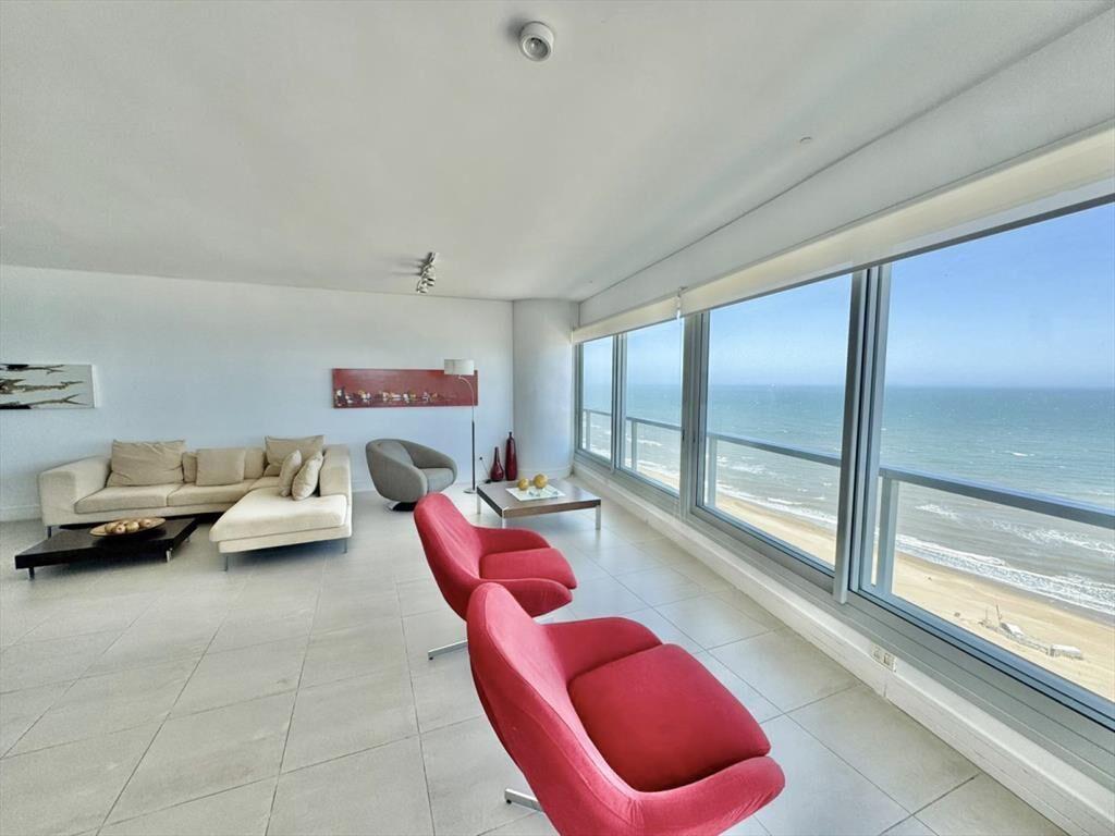 VENTA APARTAMENTO 3 DORMITORIOS + DEPENDENCIA -