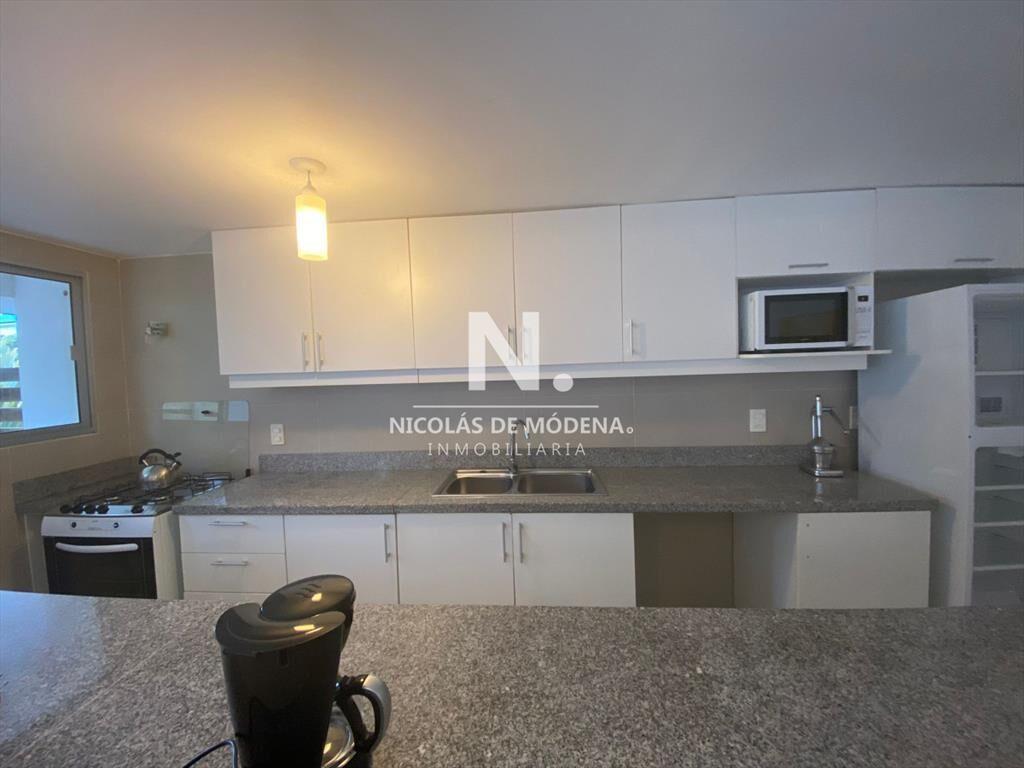 Vende apartamento de 2 Dormitorios en suite, con excelente