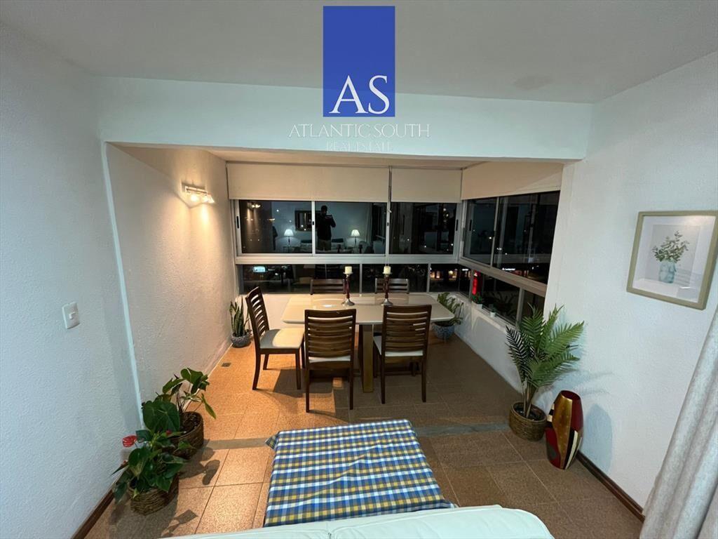 Vende apartamento de 2 dormitorios con terraza y