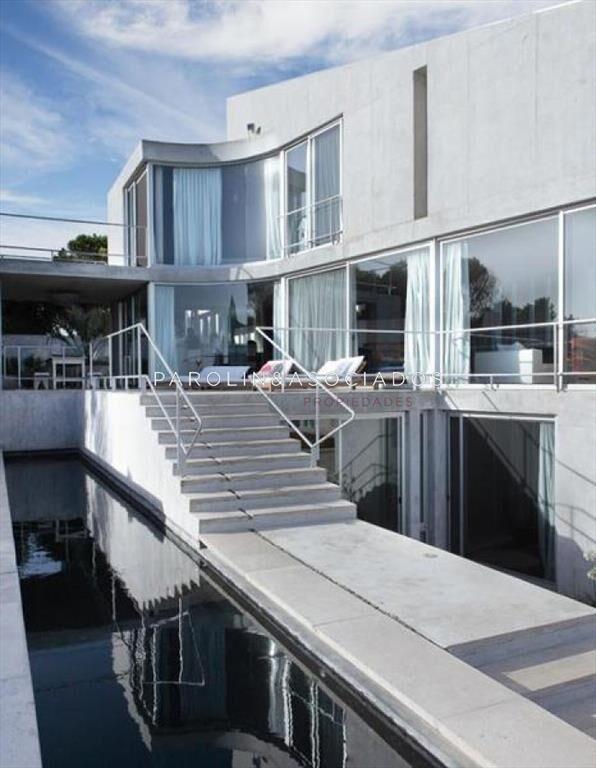 Hermosa casa en venta de 4 dormitorios en Punta