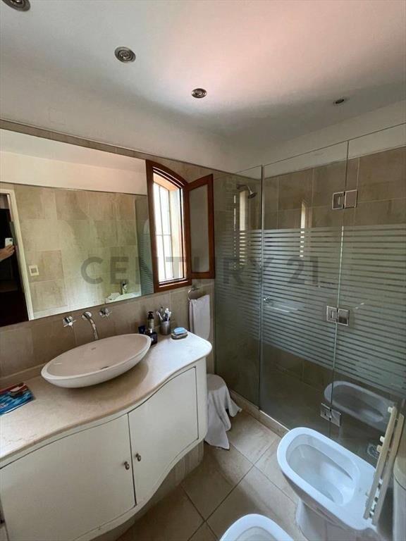 Exclusiva Casa en Pocitos, con 4 dormitorios, 3 baños y g...