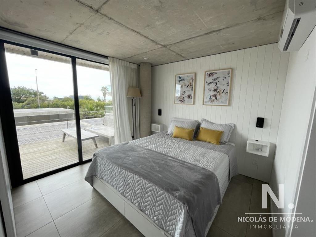 Vende apartamento en Manantiales de 2 dormitorios.