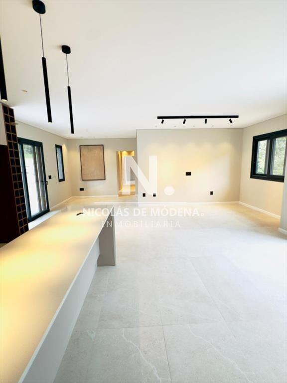 Vende casa a estrenar en Club del lago, Punta