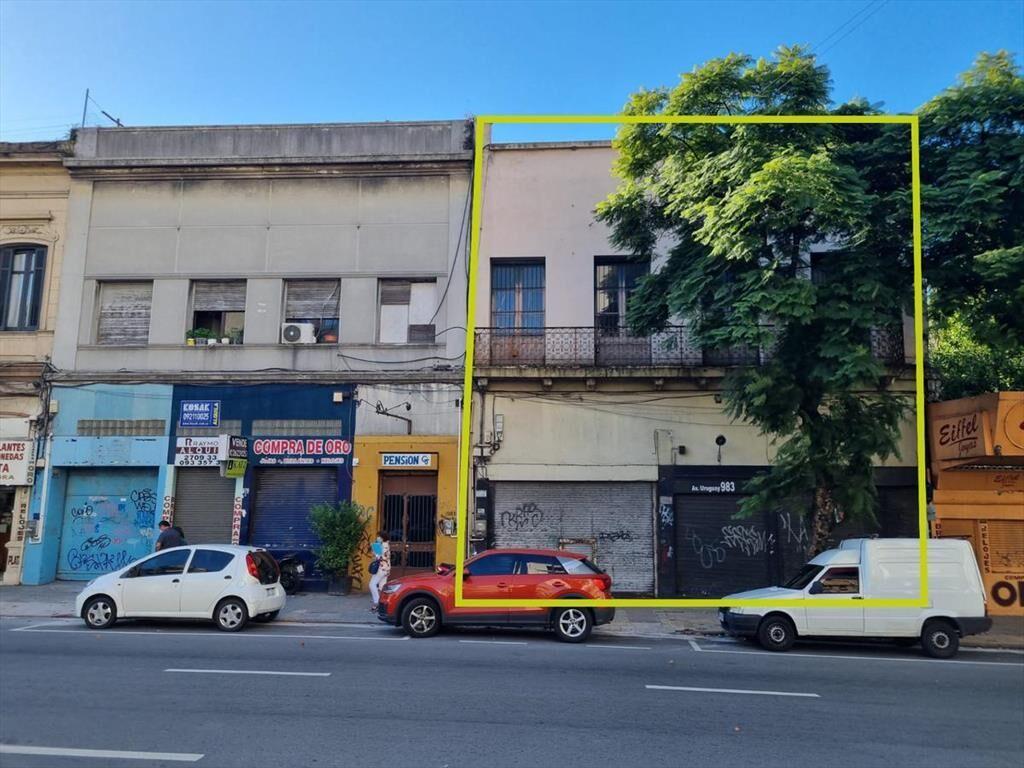 Terreno - Av Uruguay y Julio Herrera y Obes, 318 m2,  frent