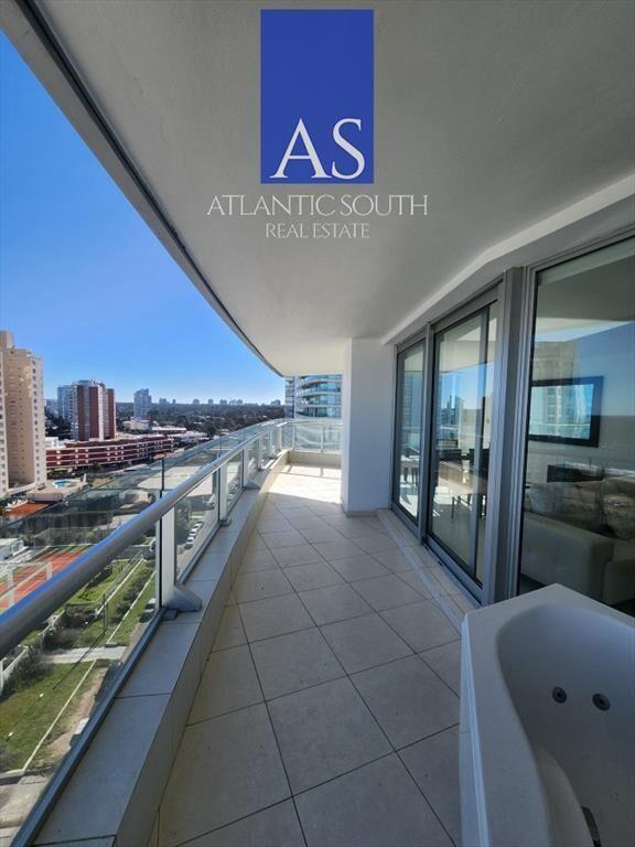 Vende apartamento de 3 dormitorios en Mansa- Punta del Este
