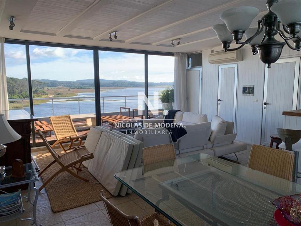 vende pent house duplex en playa mansa punta del