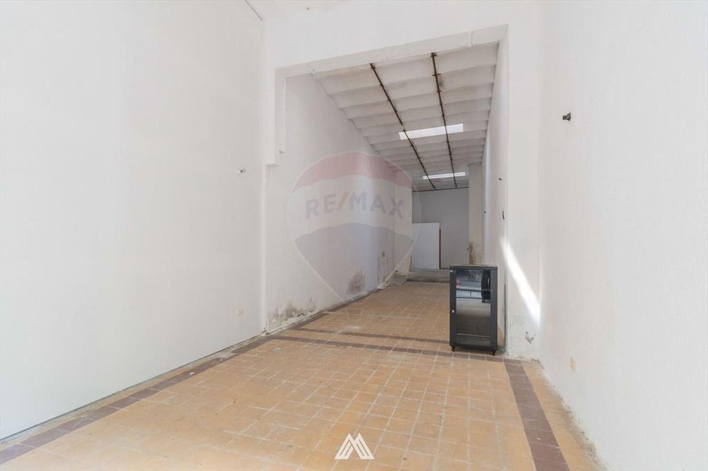 Se venden 3 locales comerciales en Ciudad Vieja.