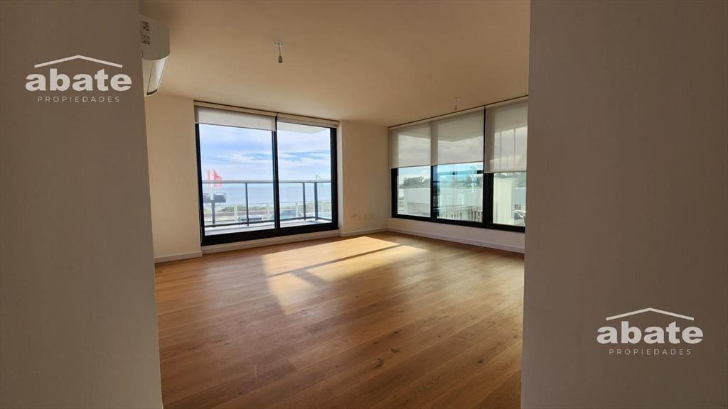 Venta apartamento en Malvín sobre la Rambla, vista al Mar c