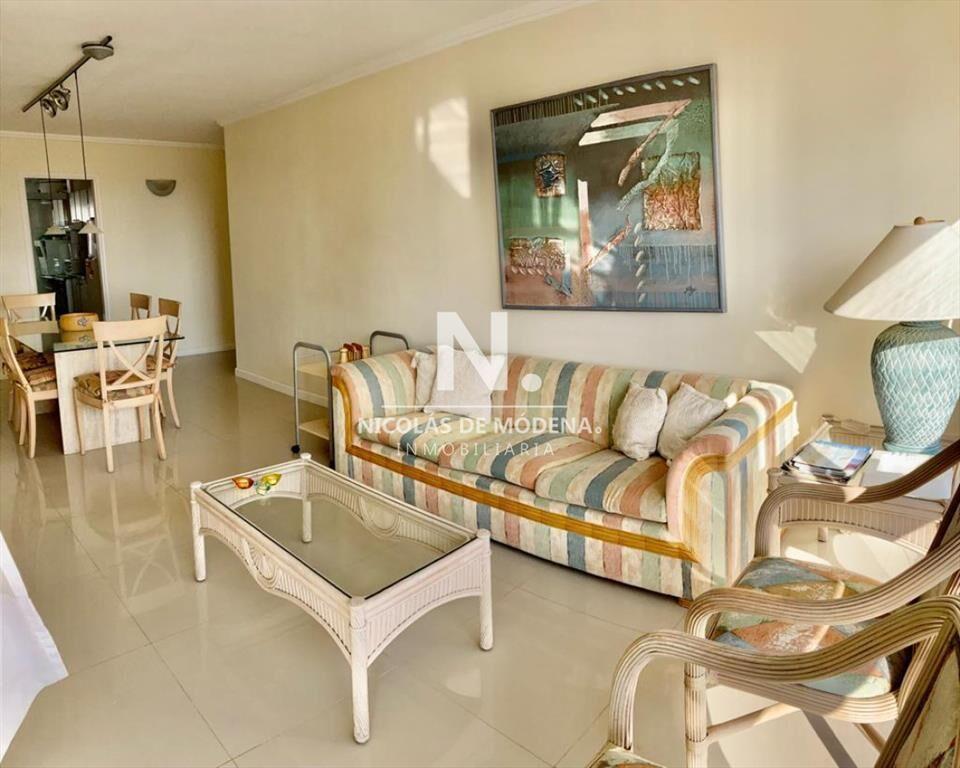 En Playa Brava, departamento de 3 dormitorios en venta