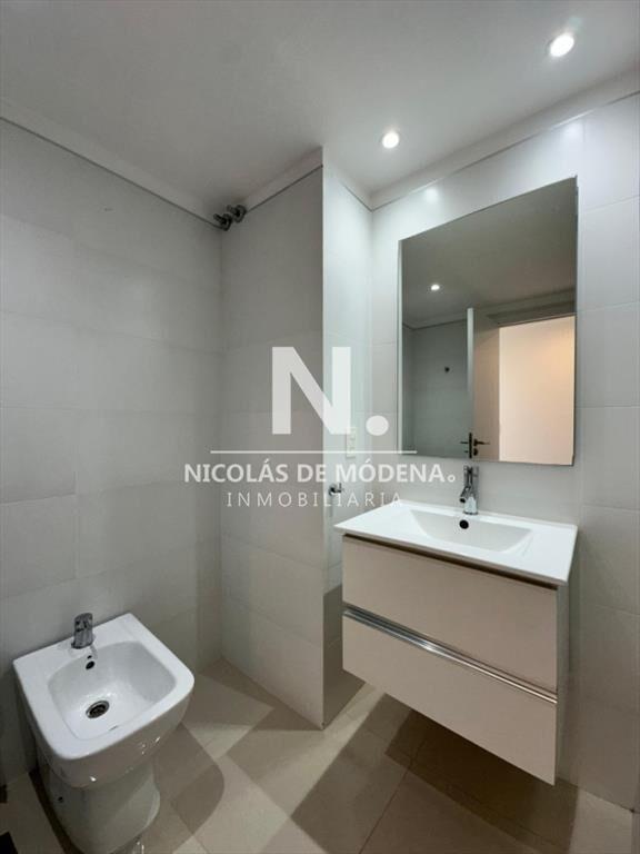 Vende en Punta del Este, apartamento de 3 dormitorios con v