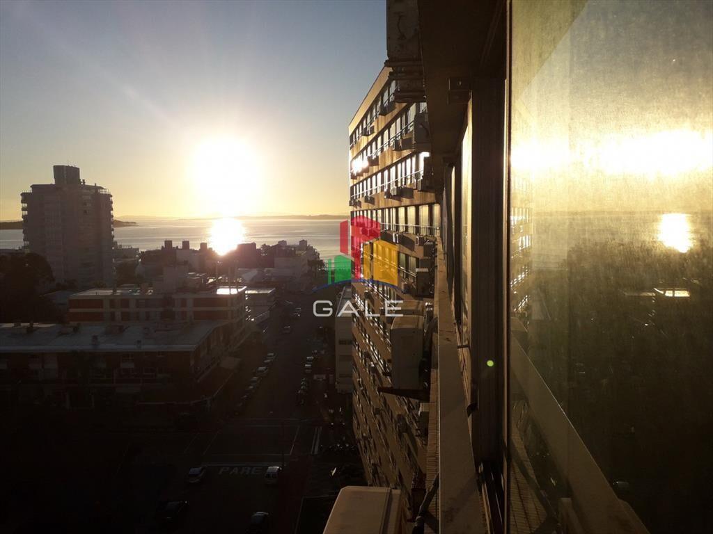 edificio a metros de playa brava