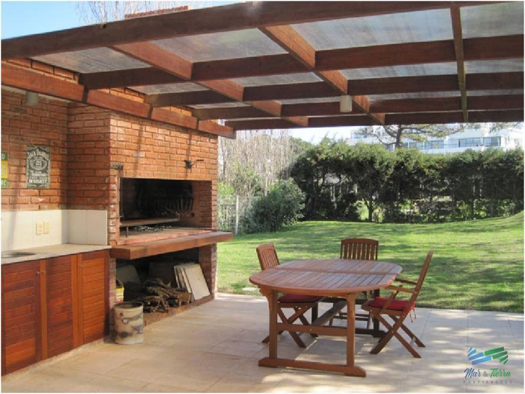 En alquiler!! Moderna casa ubicada a 1 cuadra el