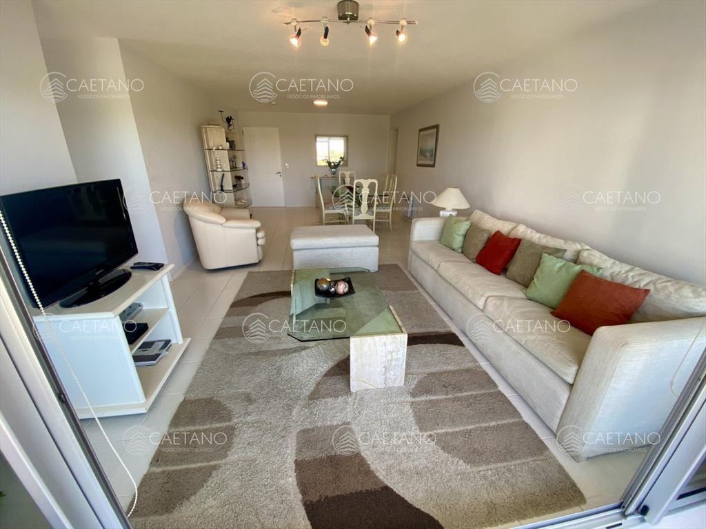 Venta apartamento 3 dormitorios más dependencia,