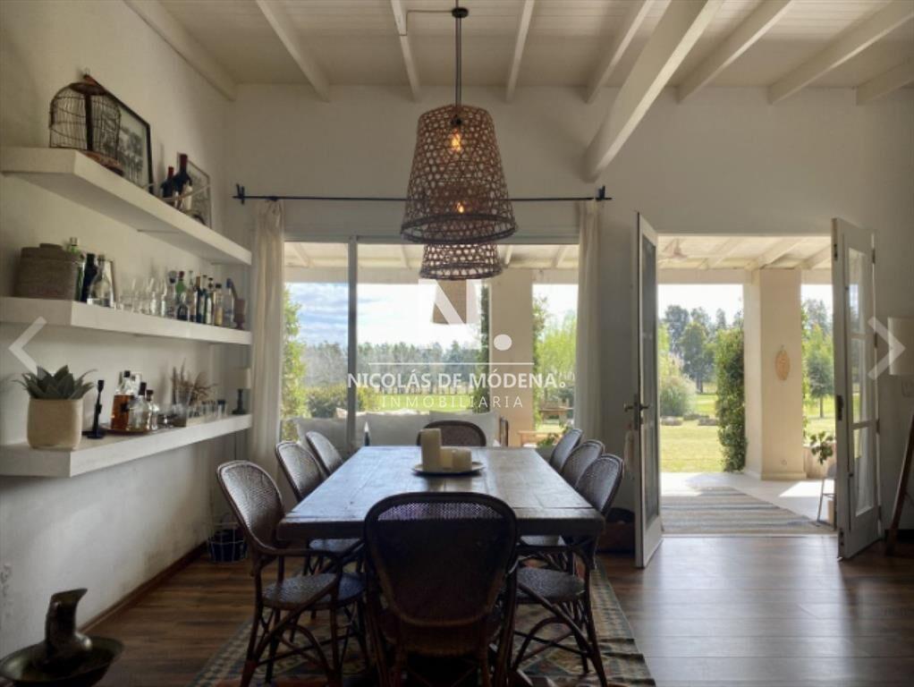 Vende casa de 4 dormitorios, en la Barra- El