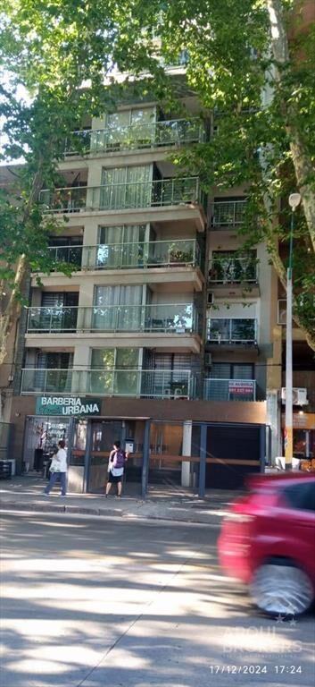 Apartamento de dos dormitorios y patio en venta en Pocitos