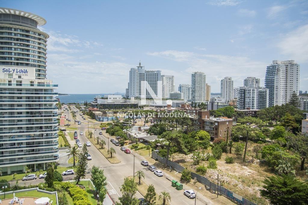 Vende apartamento de 2 dormitorios y medio en del
