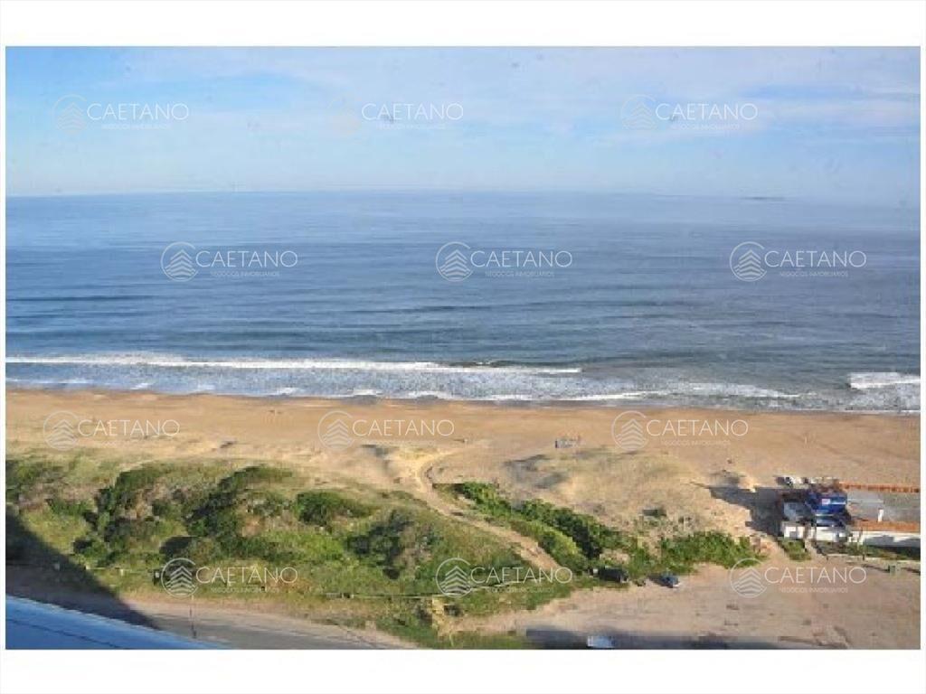 Primera línea, alta gama sobre rambla de playa brava.