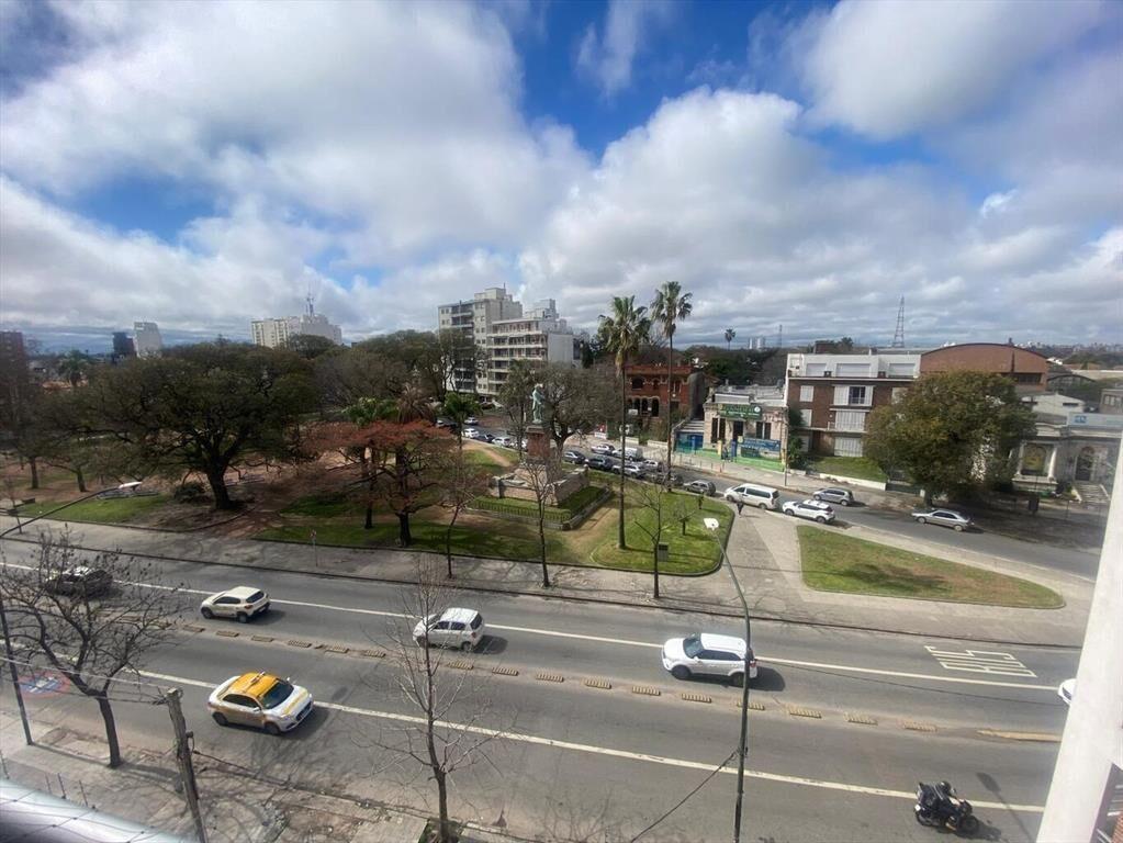 Excelentes vistas, muy despejado, amplio, gge. Vacío!!.