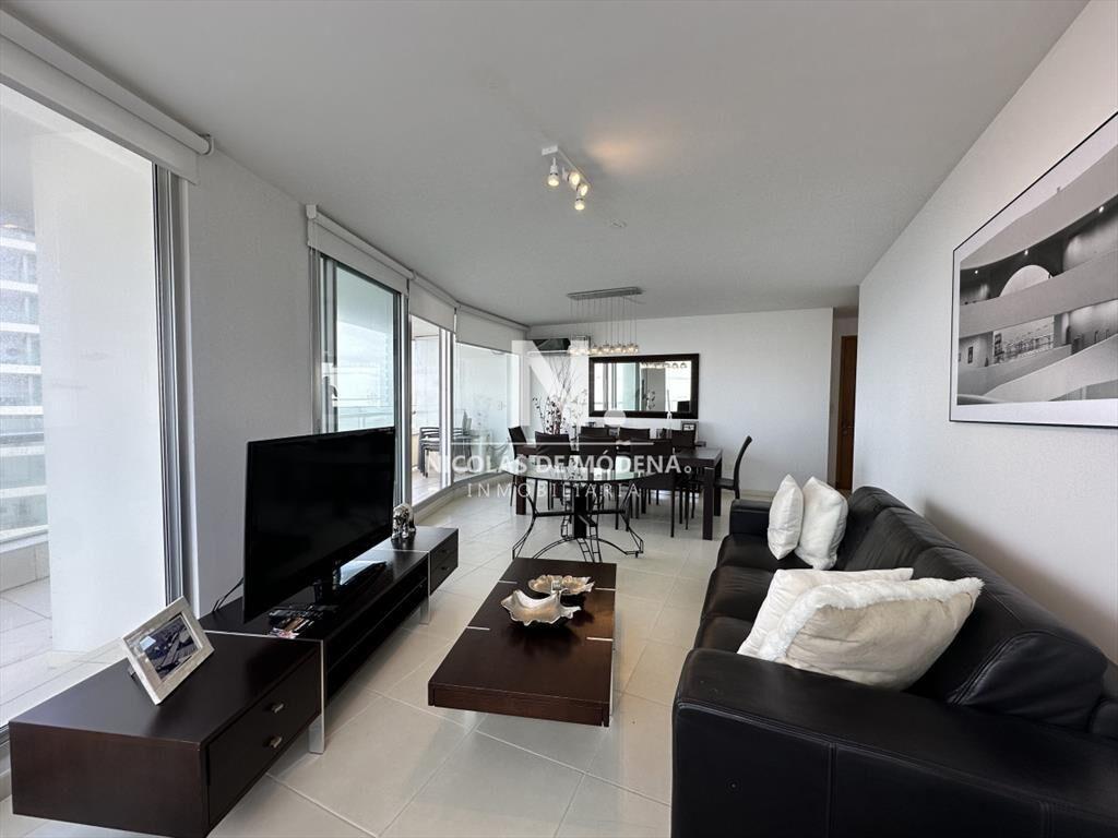 Vende apartamento de 3 dormitorios en Seasons del