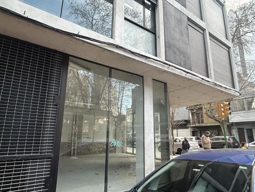 VENTA LOCAL ESQUINA CENTRO CON RENTA