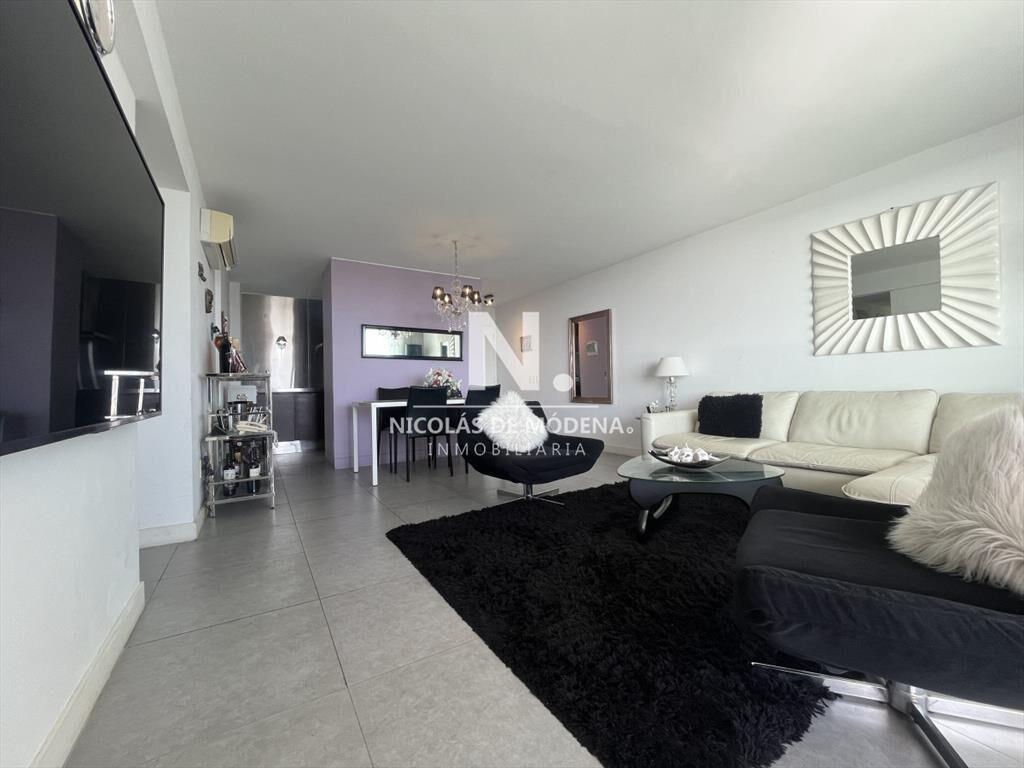 Piso intermedio de 2 dorrmitorios en venta en Torre Yoo