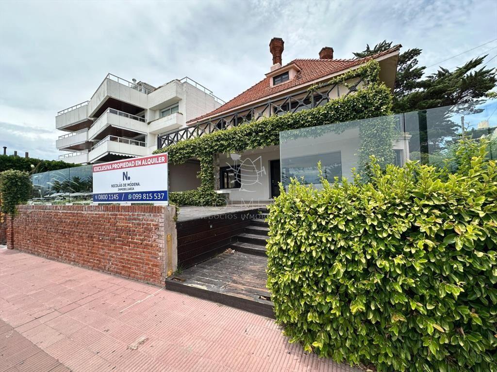 Casa de gran tamaño ubicada a pasos del Mar
