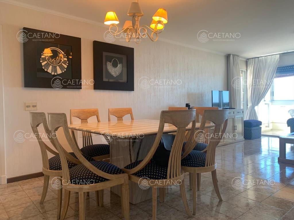 Apartamento en Mansa 3 dormitorios y dependencia,
