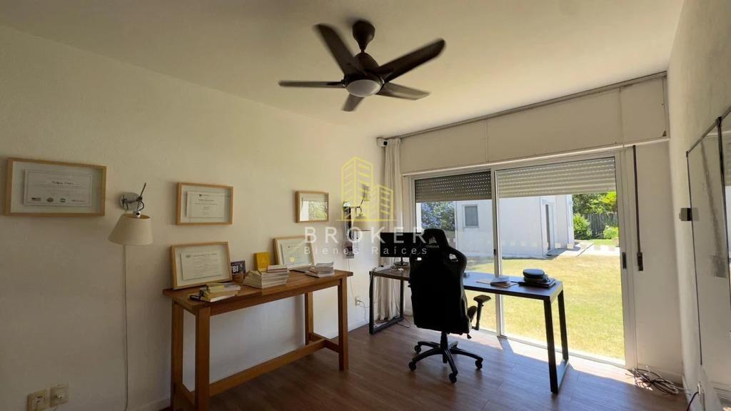 Alquiler anual de amplia y moderna casa en barrio