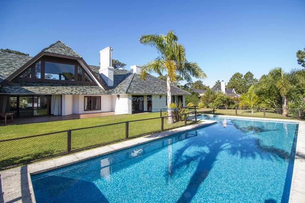 Venta de casa de 4 dormitorios más dependencia y