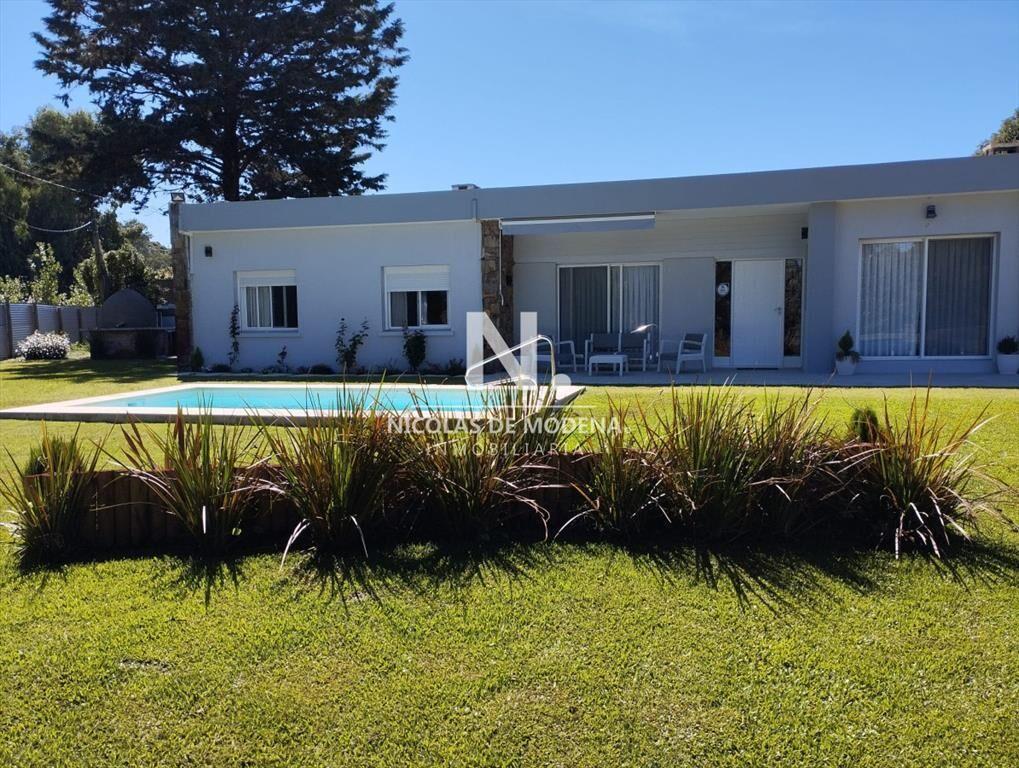 En venta casa en Solanas, de 4 dormitorios con y