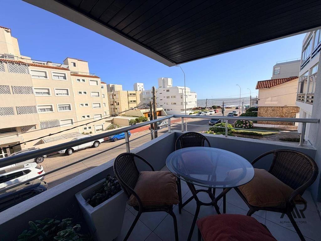 Apto en alquiler 3 dorm c/ cochera en Península vista al mar