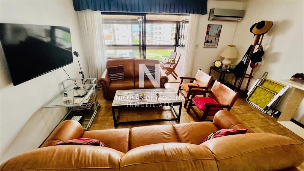 En venta apartamento en Brava de 2 dormitorios.