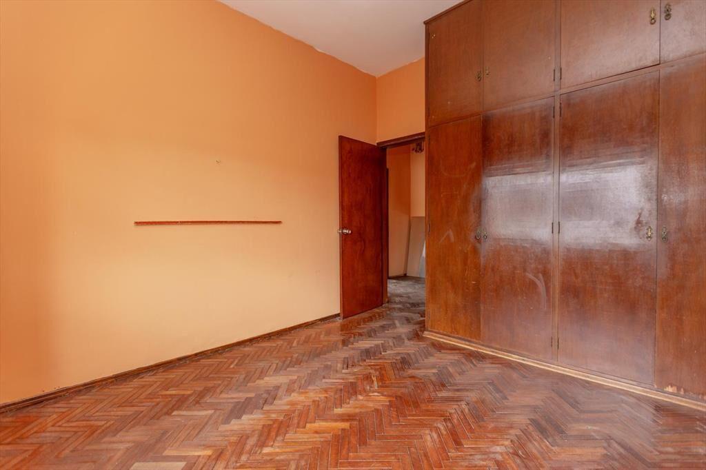 Casa en Esquina en Nuevo París : 2 Dormitorios, Cochera c/P