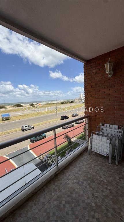 Apartamento de 2 dormitorios y medio en venta en