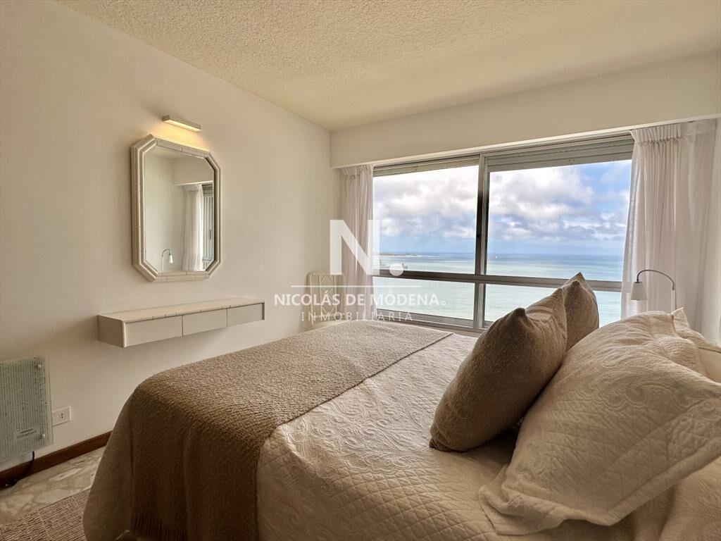 Apartamento de tres dormitorios en venta en Playa