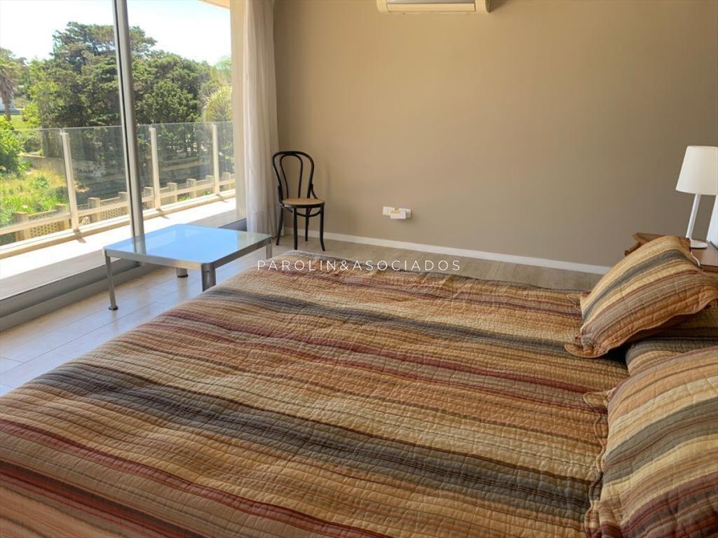 Apartamento en venta de tres dormitorios frente