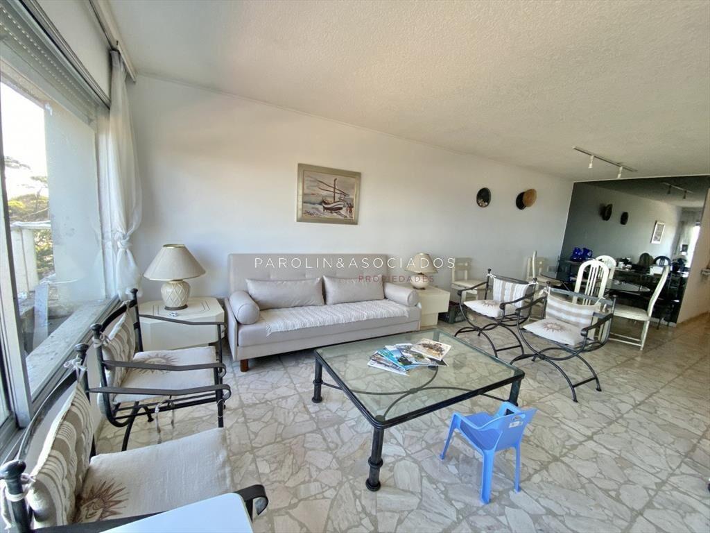 VENTA DE APARTAMENTO DE 2 DORMITORIOS Y SERVICIO FRENTE AL